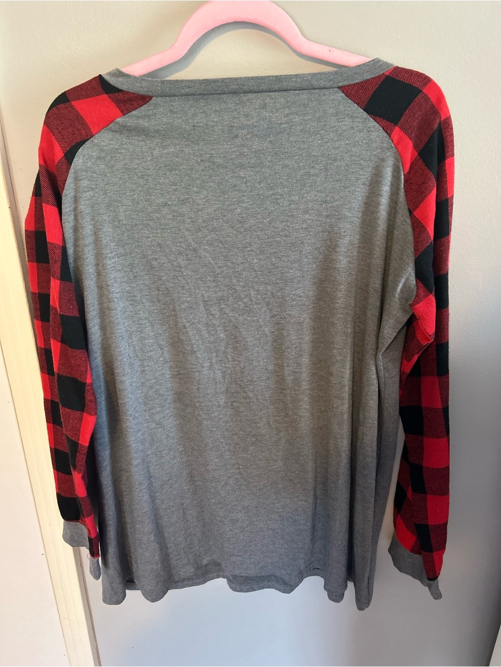 Women's Grey Long Sleeve 'Merry Christmas' Buffalo Plaid Raglan Tee - Picture 2 of 2